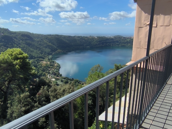 Appartamento in Vendita a Nemi – Incantevole Vista sul Lago