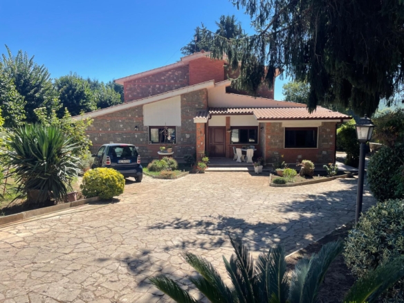 Appartamento in Vendita a Nemi – Incantevole Vista sul Lago